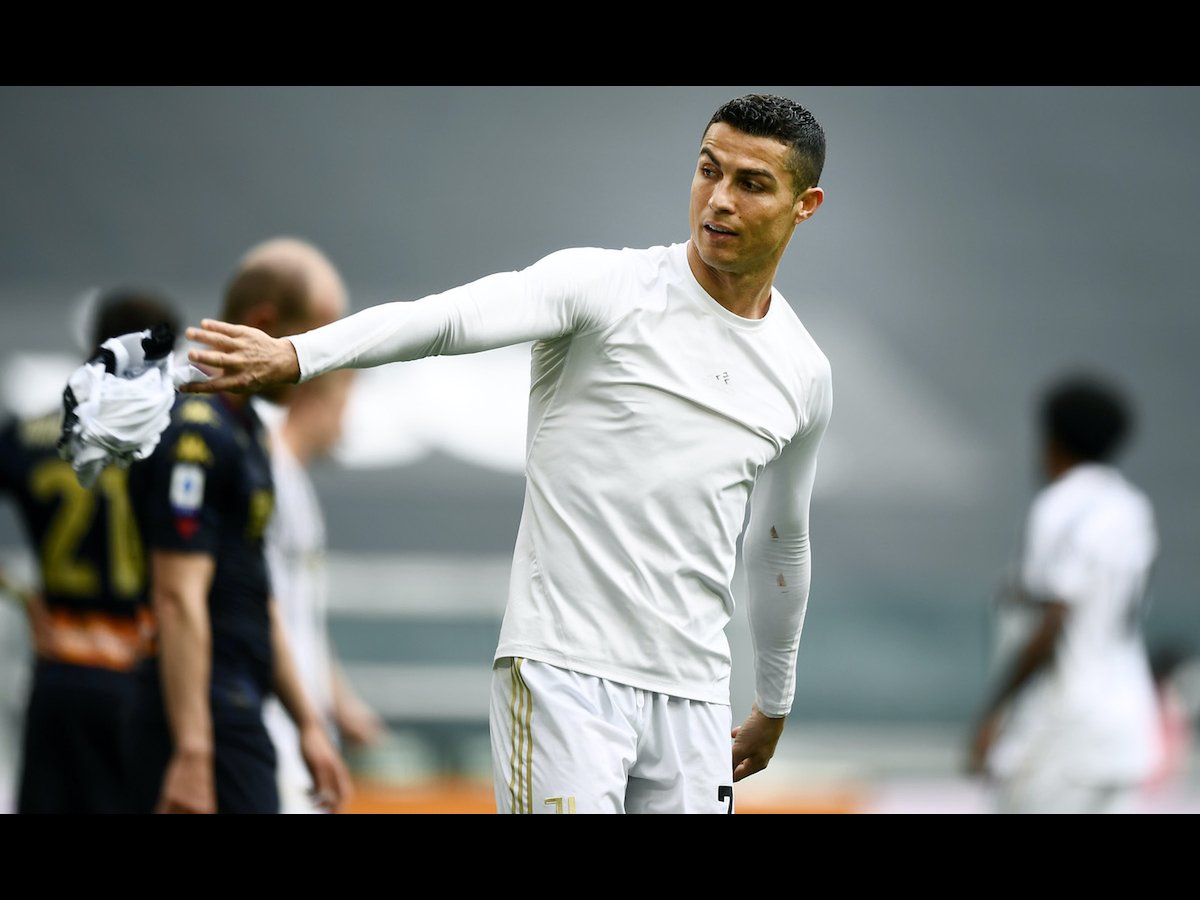 Cristiano Ronaldo nhận được nhiều sự quan tâm của báo chí từ hành động ném áo đấu