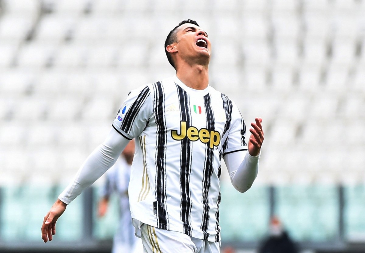Cristiano Ronaldo vứt bỏ áo đấu sau trận gặp Genoa và sự thật đằng sau
